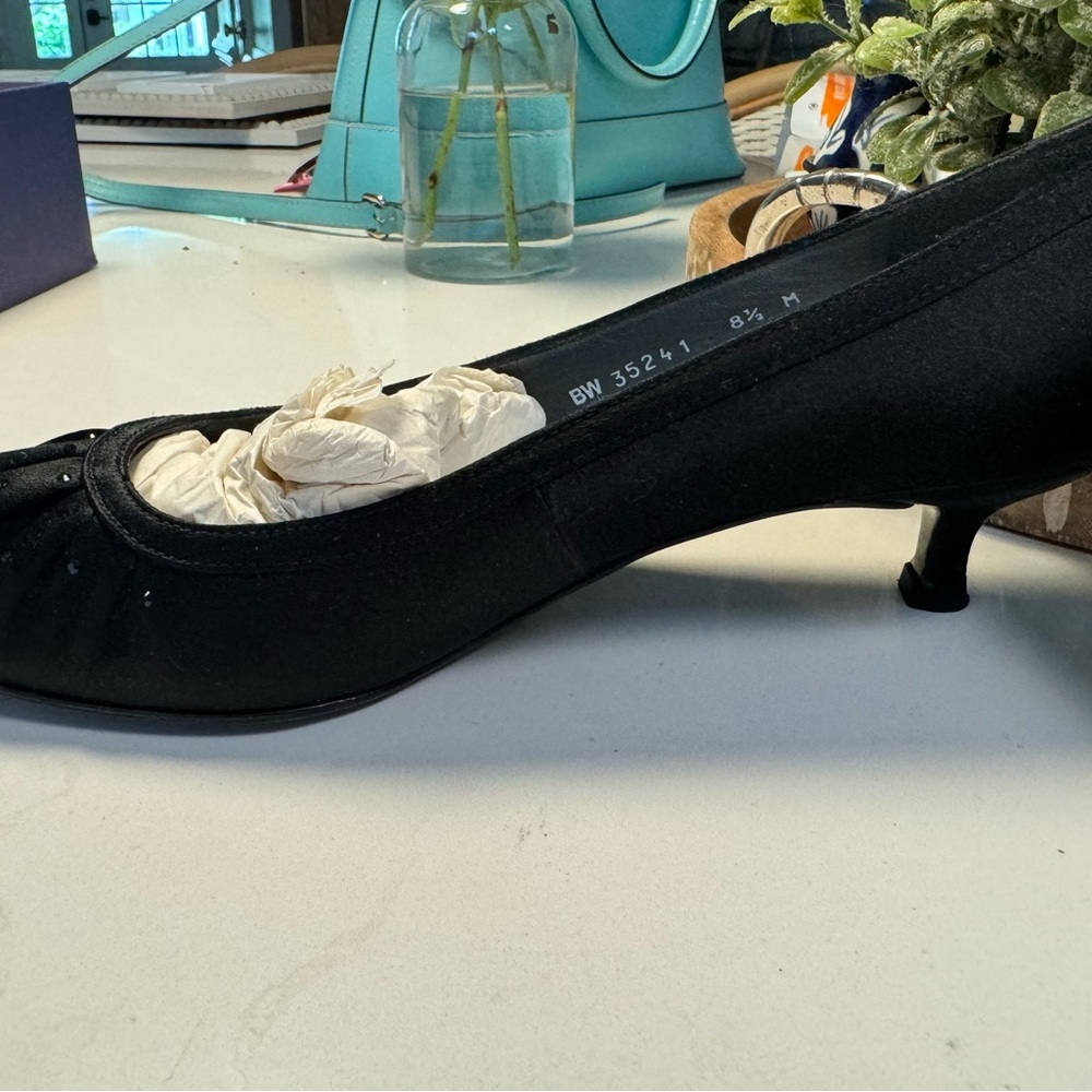 STUART WEITZMAN “ GLODUFFY” BLACK SATIN HEELS-SIZE 8.5-EXCELLENT CONDITION - Picture 3 of 6
